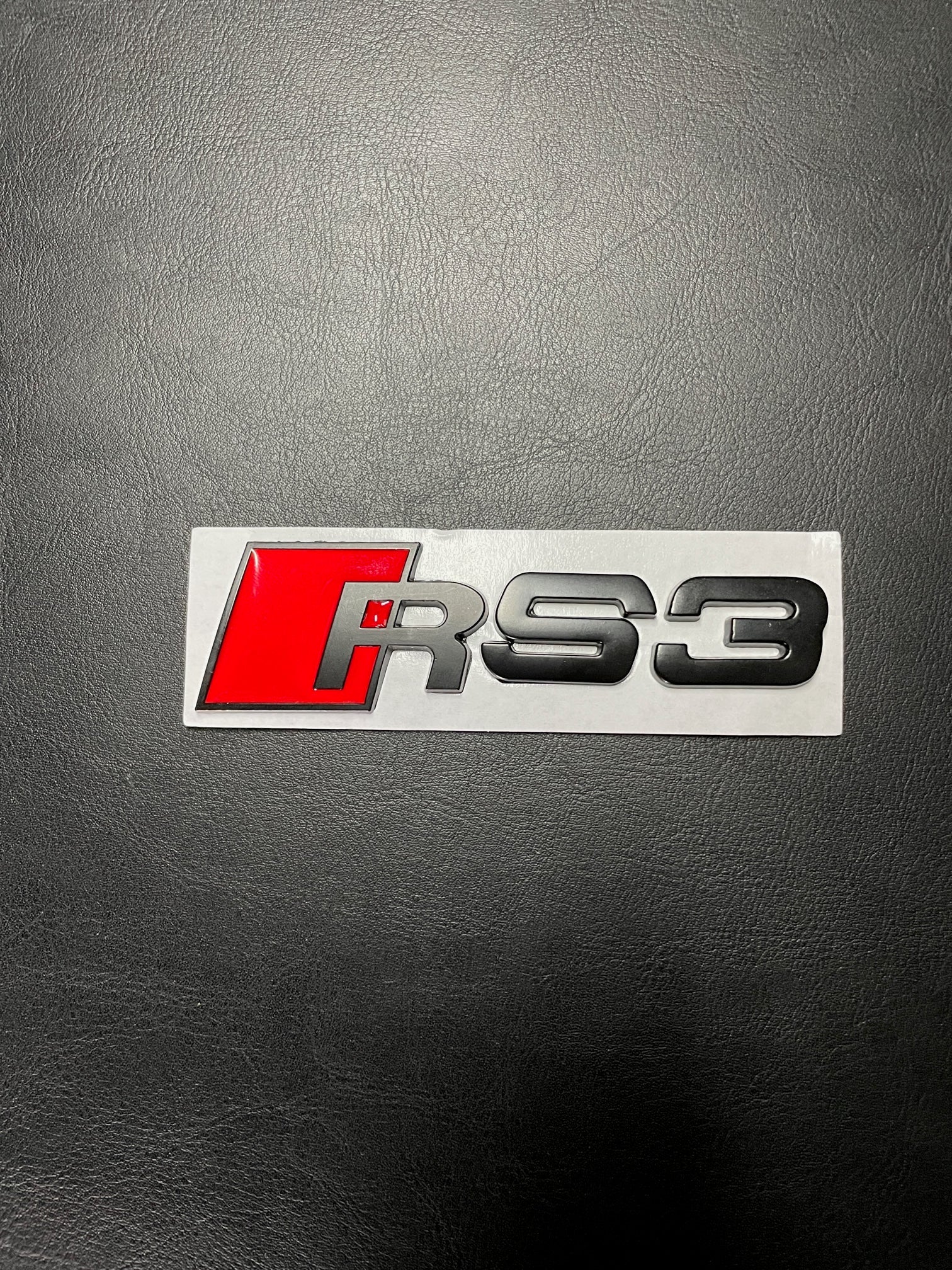 Logo de coffre Audi RS3 noir - vue de face - Becquet Voiture