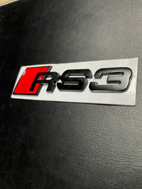 Logo de coffre Audi RS3 noir - vue de profil - Becquet Voiture