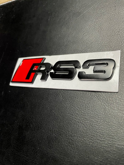 Logo de coffre Audi RS3 noir - vue de profil - Becquet Voiture