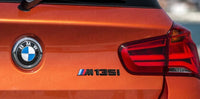 Logo de Coffre BMW Noir Brillant ABS - vue de profil - Becquet Voiture