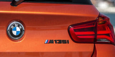 Logo de Coffre BMW Noir Brillant ABS - vue de profil - Becquet Voiture