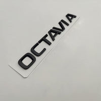 Logo de Coffre Noir Skoda Octavia 165mm - vue de profil - Becquet Voiture