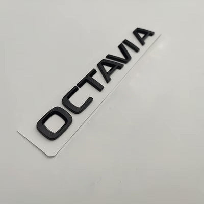 Logo de Coffre Noir Skoda Octavia 165mm - vue de profil - Becquet Voiture