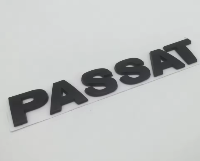 Logo de Coffre Volkswagen Passat Noir Brillant 10 Lettres - vue de face - Becquet Voiture