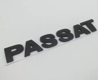 Logo de Coffre Volkswagen Passat Noir Brillant 10 Lettres - vue de face - Becquet Voiture