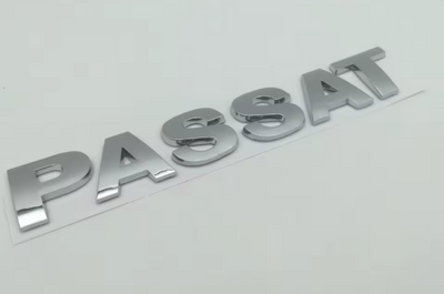 Logo de Coffre Volkswagen Passat Noir Brillant 10 Lettres - vue de profil - Becquet Voiture