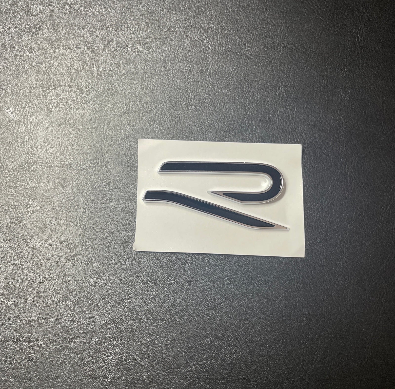 Logo de coffre Volkswagen R (nouveau modèle) - vue de face - Becquet Voiture