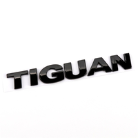 Logo de coffre Volkswagen Tiguan Noir Brillant - vue de face - Becquet Voiture