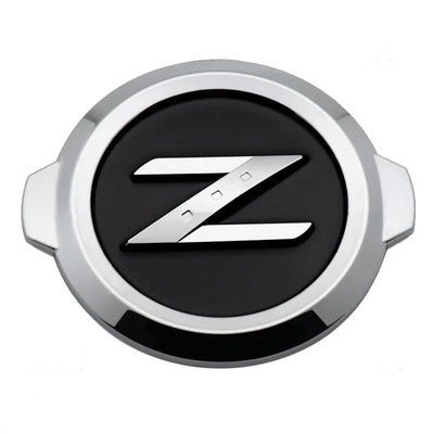 Logo Emblème Nissan 350Z 370Z Fairlady Noir Chrome - vue de trois-quarts - Becquet Voiture