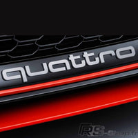Logo Grille Calandre Quattro Badge Noir Rouge Chrome 42cm - vue de profil - Becquet Voiture