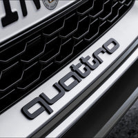 Logo Grille Calandre Quattro Badge Noir Rouge Chrome 42cm - vue de trois-quarts - Becquet Voiture