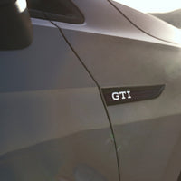 GTI-/GTD-Logo Kotflügel VW Golf Schwarz Rot Weiß - am Fahrzeug montiert - Becquet Voiture