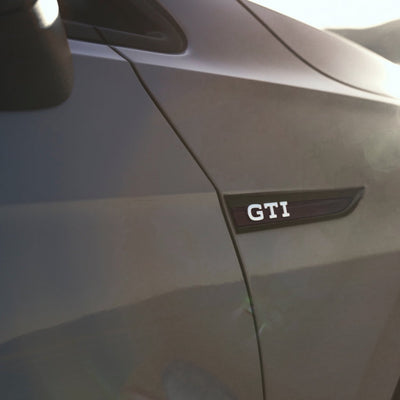 Logo GTI / GTD Aile VW Golf Noir Rouge Blanc - installé sur véhicule - Becquet Voiture