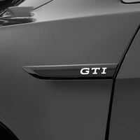 GTI-/GTD-Logo Kotflügel VW Golf Schwarz Rot Weiß - Dreiviertelansicht - Becquet Voiture
