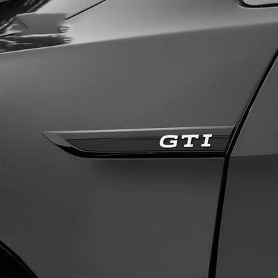 Logo GTI / GTD Aile VW Golf Noir Rouge Blanc - vue de trois-quarts - Becquet Voiture