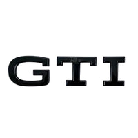 Logo GTI VW Golf 8 MK8 Emblème Badge - vue de trois-quarts - Becquet Voiture