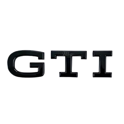 Logo GTI VW Golf 8 MK8 Emblème Badge - vue de trois-quarts - Becquet Voiture