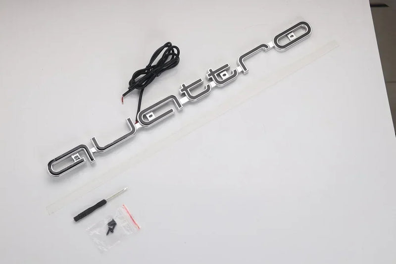 Logo LED Calandre Audi Quattro A3 A4 A6 Q5 Q7 - vue de trois-quarts - Becquet Voiture