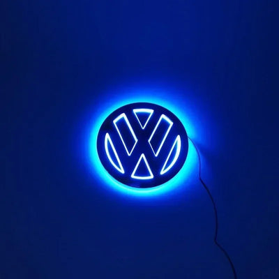 Logo LED Lumineux VW 11 cm Golf Passat Polo - vue de trois-quarts - Becquet Voiture