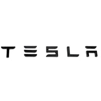 Logo Lettres TESLA Coffre ABS 3D Noir Rouge Chrome - vue de face - Becquet Voiture