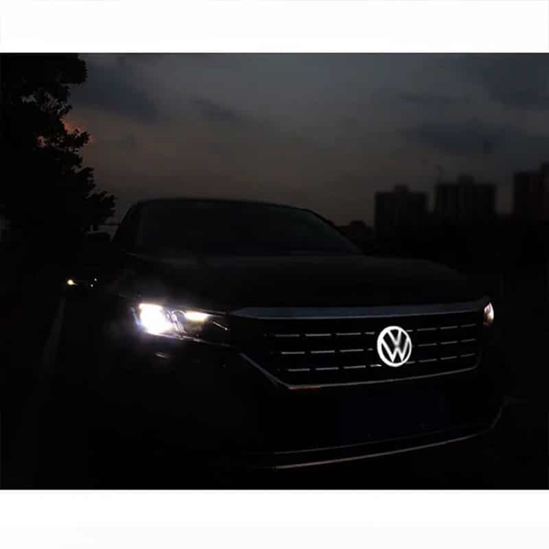 Logo Lumineux Dynamique VW Golf MK5 LED 120mm Calandre - vue de trois-quarts - Becquet Voiture