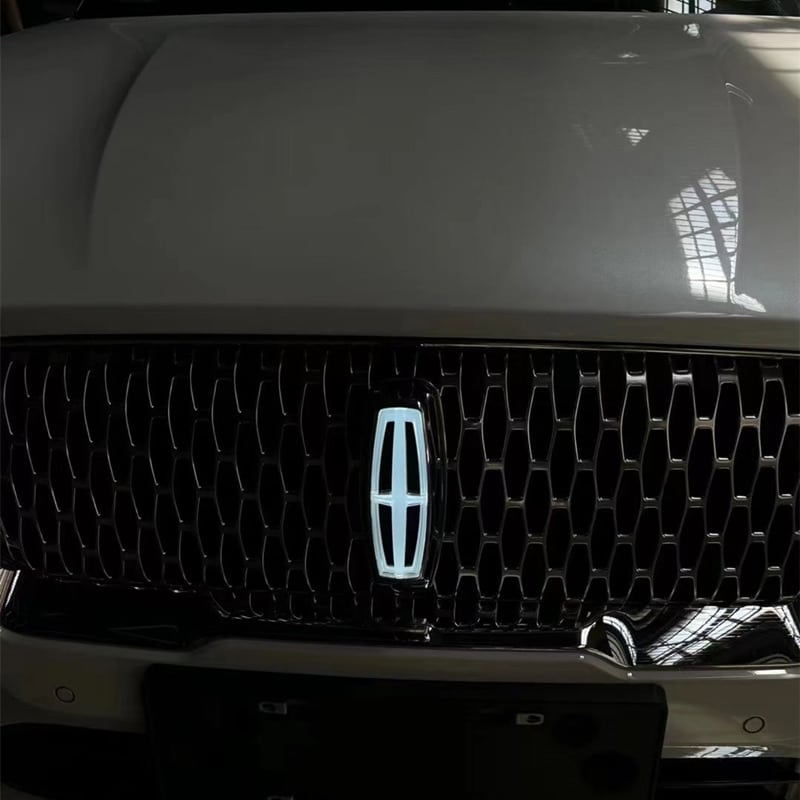 Logo Lumineux LED Lincoln Calandre Aviator Chromé - installé sur véhicule - Becquet Voiture