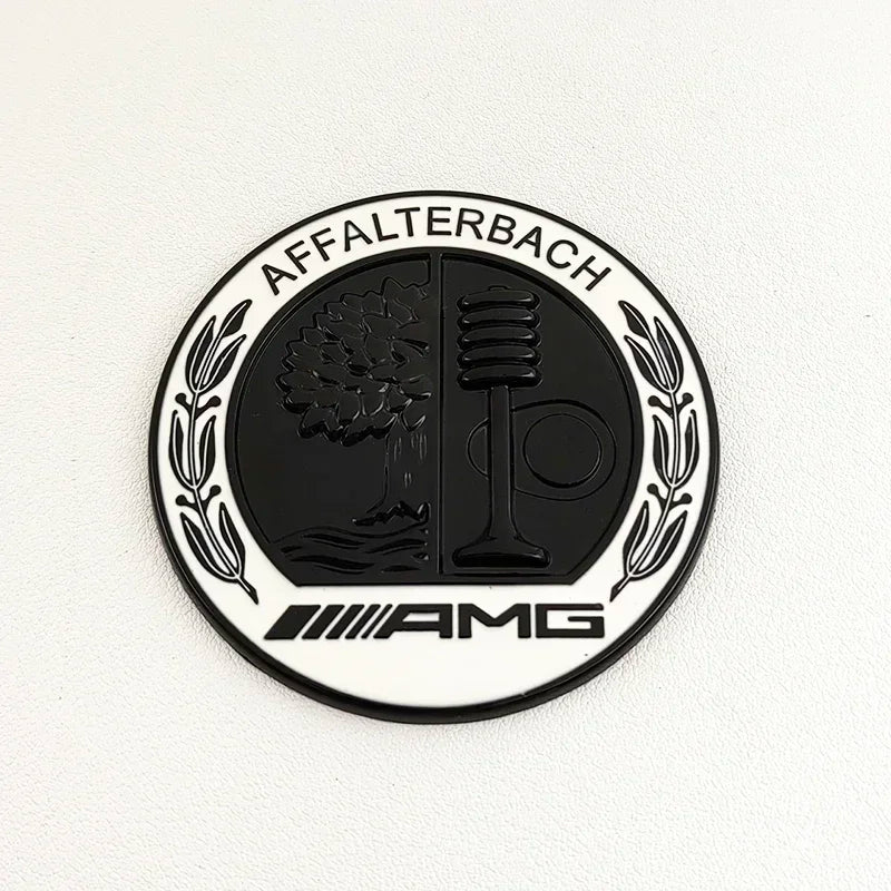 Logo Mercedes AMG Sticker Capot Noir Chrome - en situation - Becquet Voiture