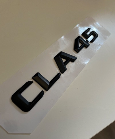 Logo Mercedes CLA 45 Noir Mat - vue de profil - Becquet Voiture