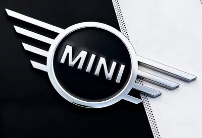 Logo Mini Cooper Emblème Capot Arrière Noir Mat Brillant Chrome - vue arrière - Becquet Voiture