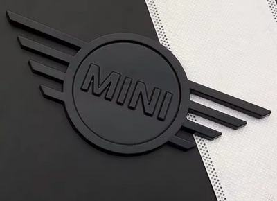 Logo Mini Cooper Emblème Capot Arrière Noir Mat Brillant Chrome - vue de face - Becquet Voiture