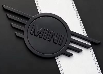 Logo Mini Cooper Emblème Capot Arrière Noir Mat Brillant Chrome - vue de profil - Becquet Voiture