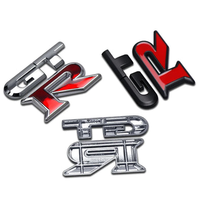 Logo Nissan GTR Arrière Noir Rouge Chrome - vue de trois-quarts - Becquet Voiture