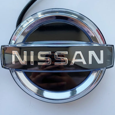 Logo Nissan Lumineux Calandre LED 130 150 176mm - vue de trois-quarts - Becquet Voiture