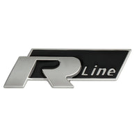 Logo R-Line Badge Coffre VW Noir Rouge Chrome - détail du montage - Becquet Voiture