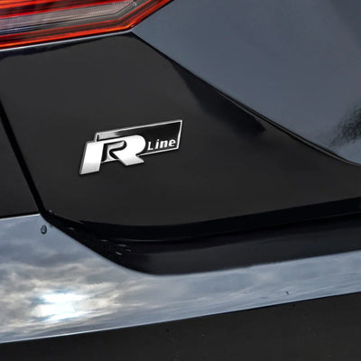 Logo R-Line Badge Coffre VW Noir Rouge Chrome - vue de trois-quarts - Becquet Voiture