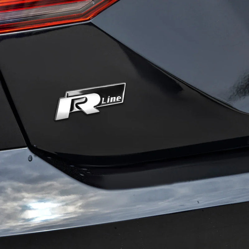 Logo R-Line Badge Coffre VW Noir Rouge Chrome - vue de trois-quarts - Becquet Voiture