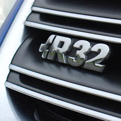 Logo R32 VW Golf Mk4 Mk5 Avant Arrière - vue de profil - Becquet Voiture