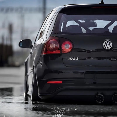 Logo R32 VW Golf Mk4 Mk5 Avant Arrière - vue de trois-quarts - Becquet Voiture
