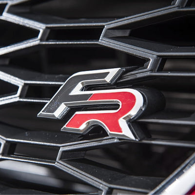 Logo Seat FR 3D Noir Rouge Bleu Chrome - vue arrière - Becquet Voiture