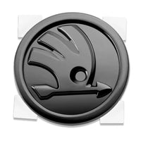 Logo Skoda Noir Emblème Calandre Volant - vue de trois-quarts - Becquet Voiture