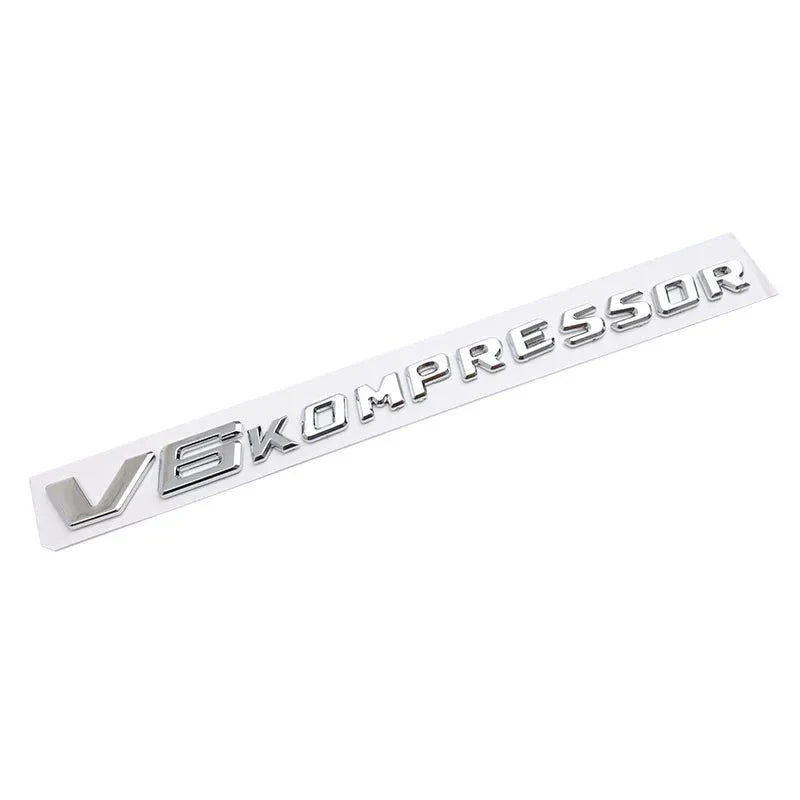Logo V6 V8 Kompressor Mercedes Noir Chrome - vue rapprochée - Becquet Voiture