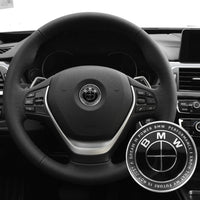 BMW Lenkrad-Logo 45mm Carbon Blau Weiß M Perf - Montagedetail - Becquet Voiture