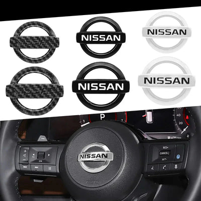 Logo Volant Nissan 52mm 56mm Noir Chrome - vue de trois-quarts - Becquet Voiture