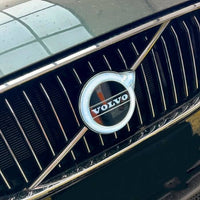 Logo Volvo Lumineux Calandre LED Blanc S60 S90 XC40 - vue de trois-quarts - Becquet Voiture