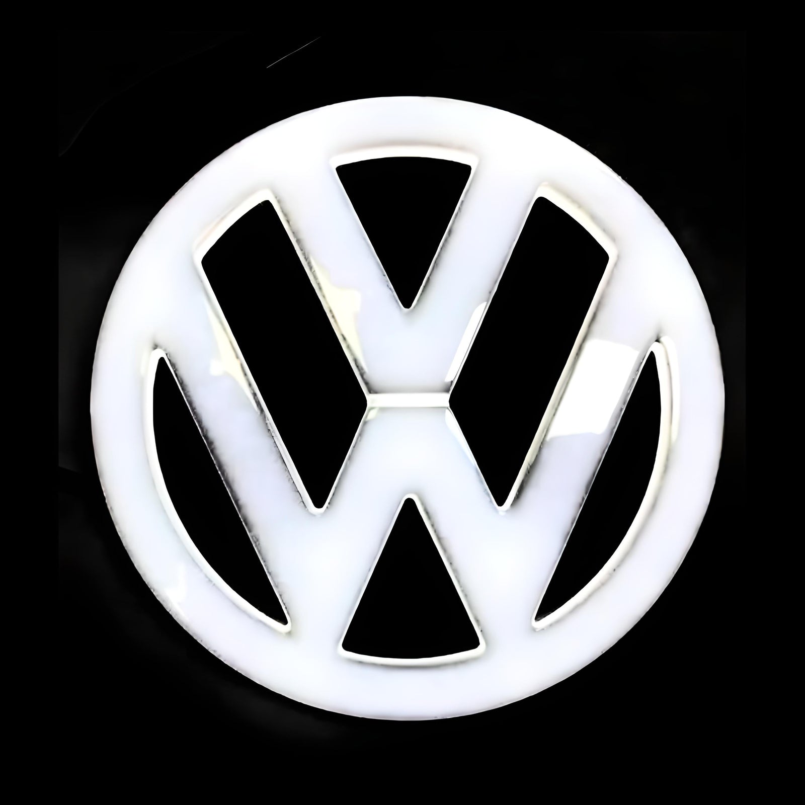 Logo VW Arrière LED Golf 5 6 7 Chrome 110mm - vue de face - Becquet Voiture