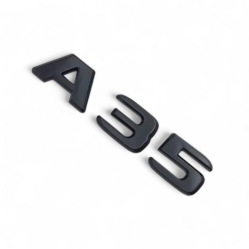 Logos Badges de Coffre Noir Mercedes A45 A45s A35 AMG - vue de face - Becquet Voiture