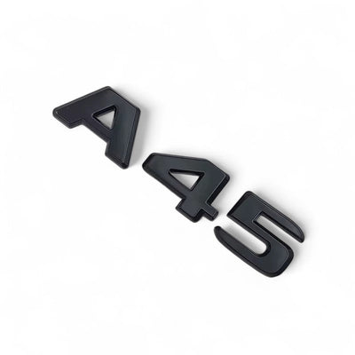 Logos Badges de Coffre Noir Mercedes A45 A45s A35 AMG - vue de trois-quarts - Becquet Voiture