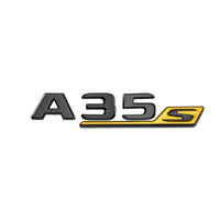 Logos Badges de Coffre Noir Mercedes A45 A45s A35 AMG - vue rapprochée - Becquet Voiture