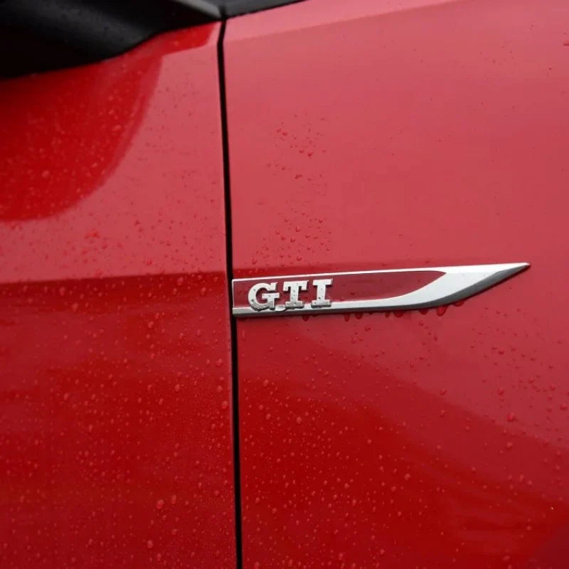 Logos D'Ailes Avant GTI Noir Rouge Volkswagen Golf Polo - vue de face - Becquet Voiture