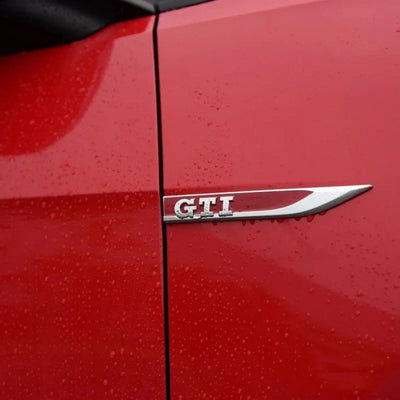 Logos D'Ailes Avant GTI Noir Rouge Volkswagen Golf Polo - vue de face - Becquet Voiture